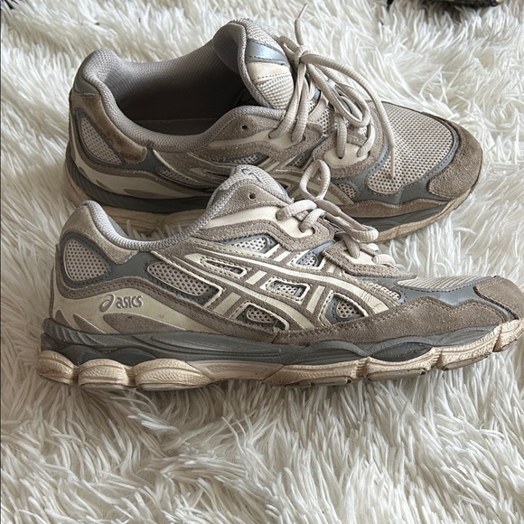 Asics Light Beige and Gray Running Shoes, GEL NYC, in cream oyster colorway - Picture 3 of 13